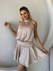 VOLANLI SIRT DEKOLTELİ SATEN ELBİSE