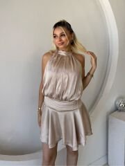 VOLANLI SIRT DEKOLTELİ SATEN ELBİSE