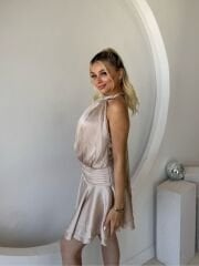 VOLANLI SIRT DEKOLTELİ SATEN ELBİSE