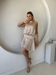 VOLANLI SIRT DEKOLTELİ SATEN ELBİSE