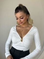 ÖNÜ BÜZGÜLÜ TOKALI V YAKA BODYSUIT