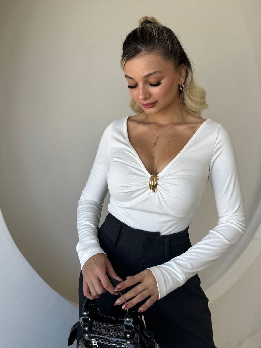 ÖNÜ BÜZGÜLÜ TOKALI V YAKA BODYSUIT
