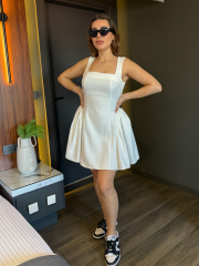KARE YAKA SIRT BAĞLAMA DETAYLI KISA ELBİSE