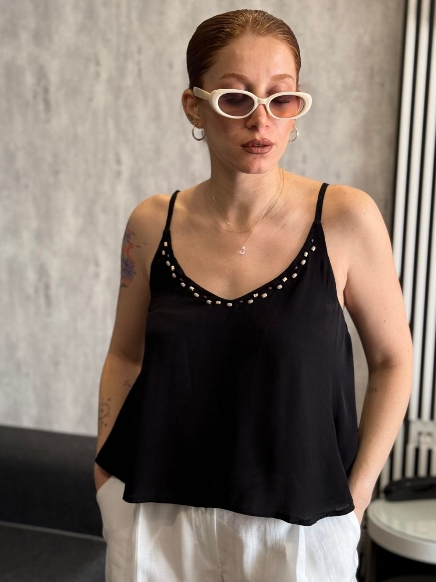 YAKASI TAHTA BONCUK DETAYLI BLUZ