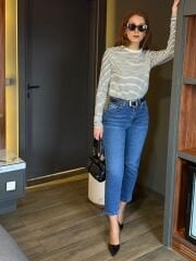 KOYU MAVİ DERİ KEMERLİ MOM FİT JEAN