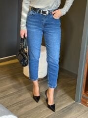 KOYU MAVİ DERİ KEMERLİ MOM FİT JEAN