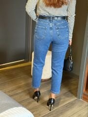 KOYU MAVİ DERİ KEMERLİ MOM FİT JEAN