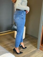 KOYU MAVİ DERİ KEMERLİ MOM FİT JEAN