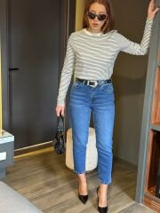 KOYU MAVİ DERİ KEMERLİ MOM FİT JEAN