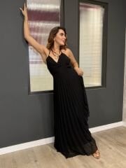 ETEĞİ PİLİSELİ SIRT DETAYLI SİYAH ELBİSE