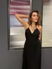 ETEĞİ PİLİSELİ SIRT DETAYLI SİYAH ELBİSE
