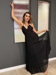 ETEĞİ PİLİSELİ SIRT DETAYLI SİYAH ELBİSE