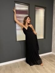 ETEĞİ PİLİSELİ SIRT DETAYLI SİYAH ELBİSE