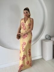 DESENLİ BOYUNDAN BAĞLAMALI SARI UZUN ELBİSE