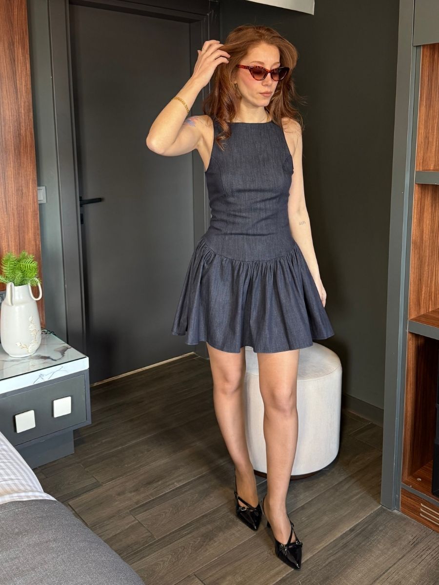 SIRT DEKOLTELİ DENİM KISA ELBİSE