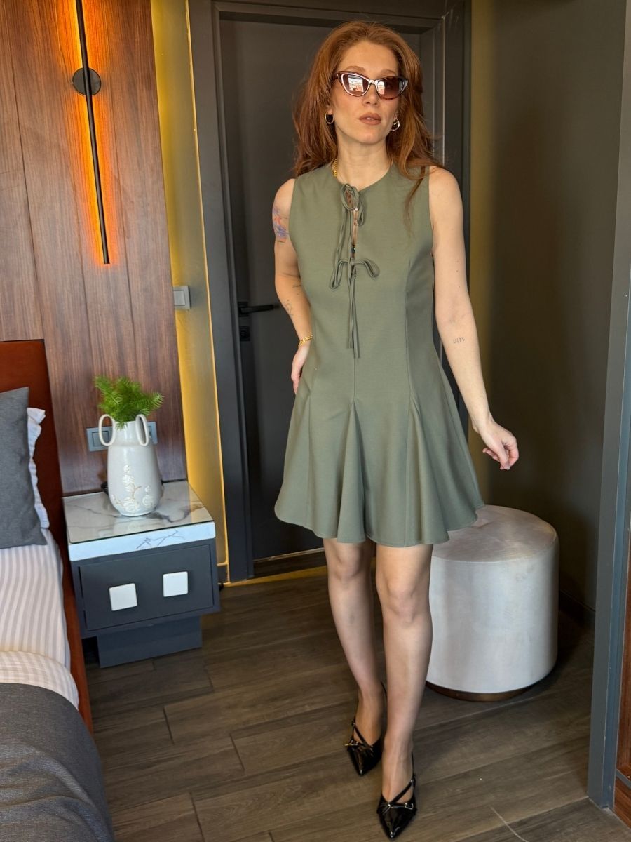 BAĞCIK DETAYLI KOLSUZ ELBİSE