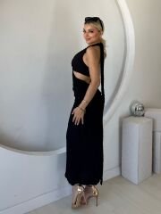 SIRT VE YAN DEKOLTELİ SİYAH ELBİSE